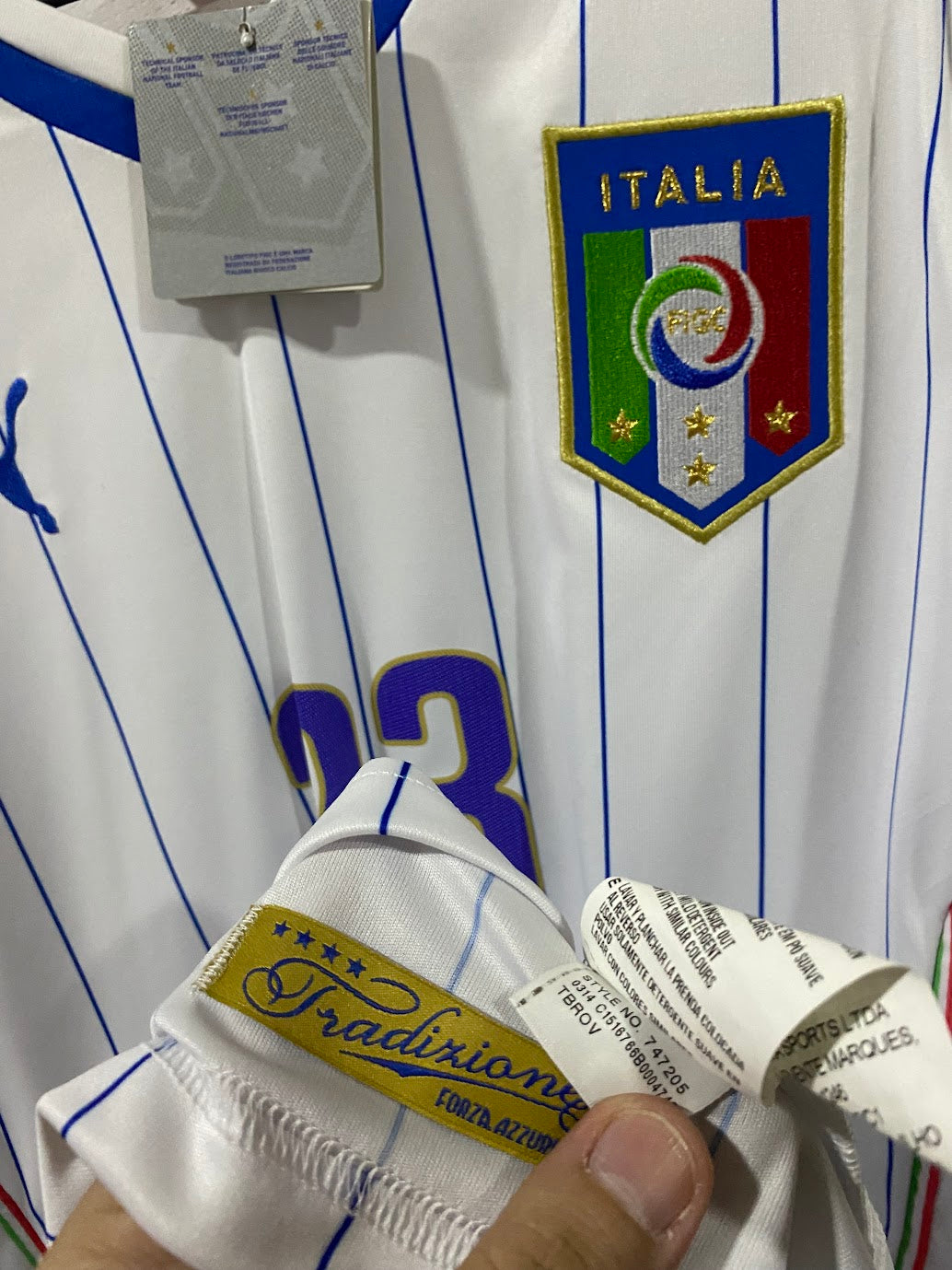 Italy Away Shirt 2014 - Custom Verratti with Patches - Size XL (57x78 cm)
