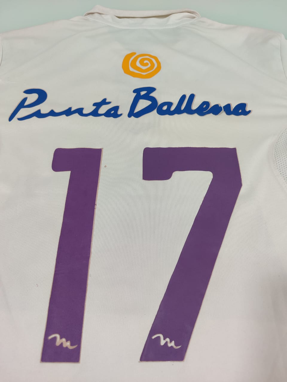 Camisa Defensor Sporting Away 2013/14 – detalhe do número 17