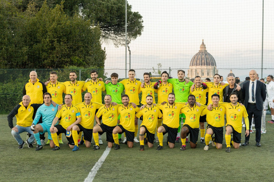 A seleção que não joga eliminatórias: por dentro do futebol e das camisas do Vaticano