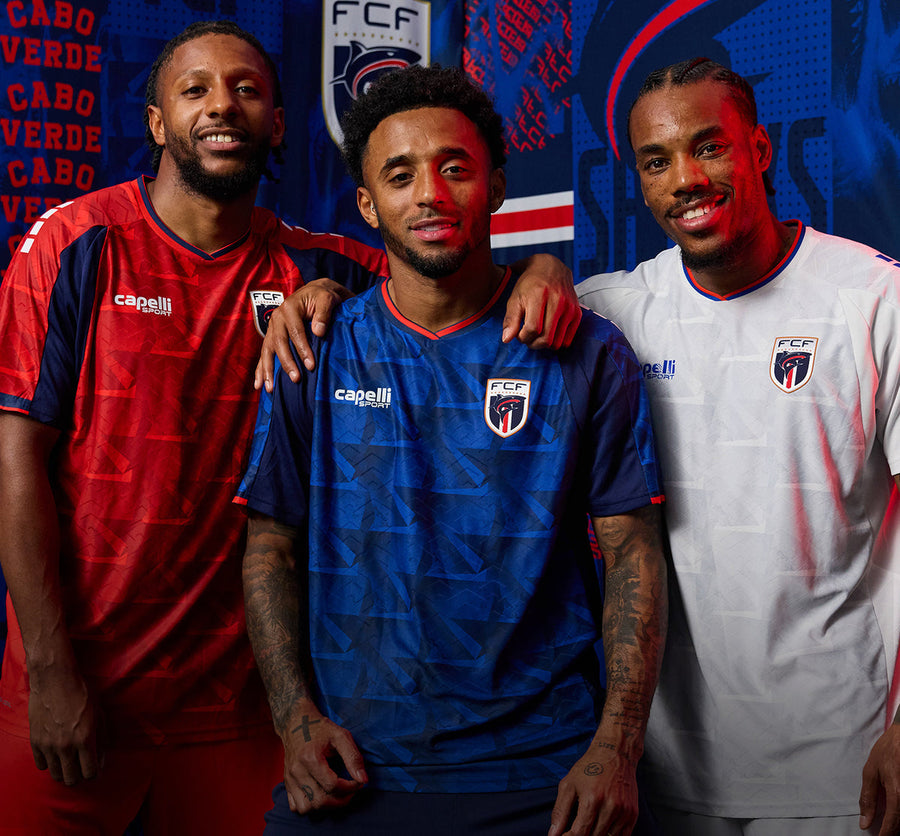 Banner oficial da Capelli Sport com jogadores da seleção de Cabo Verde usando o terceiro uniforme da marca