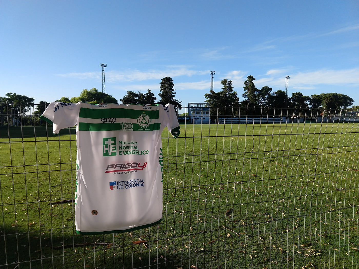 14 histórias curiosas do futebol uruguaio escondidas em camisas raras
