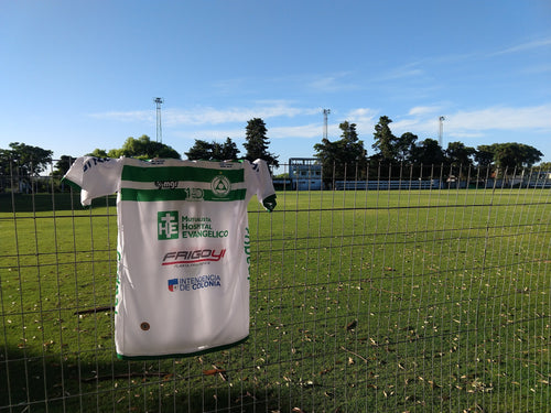 14 histórias curiosas do futebol uruguaio escondidas em camisas raras