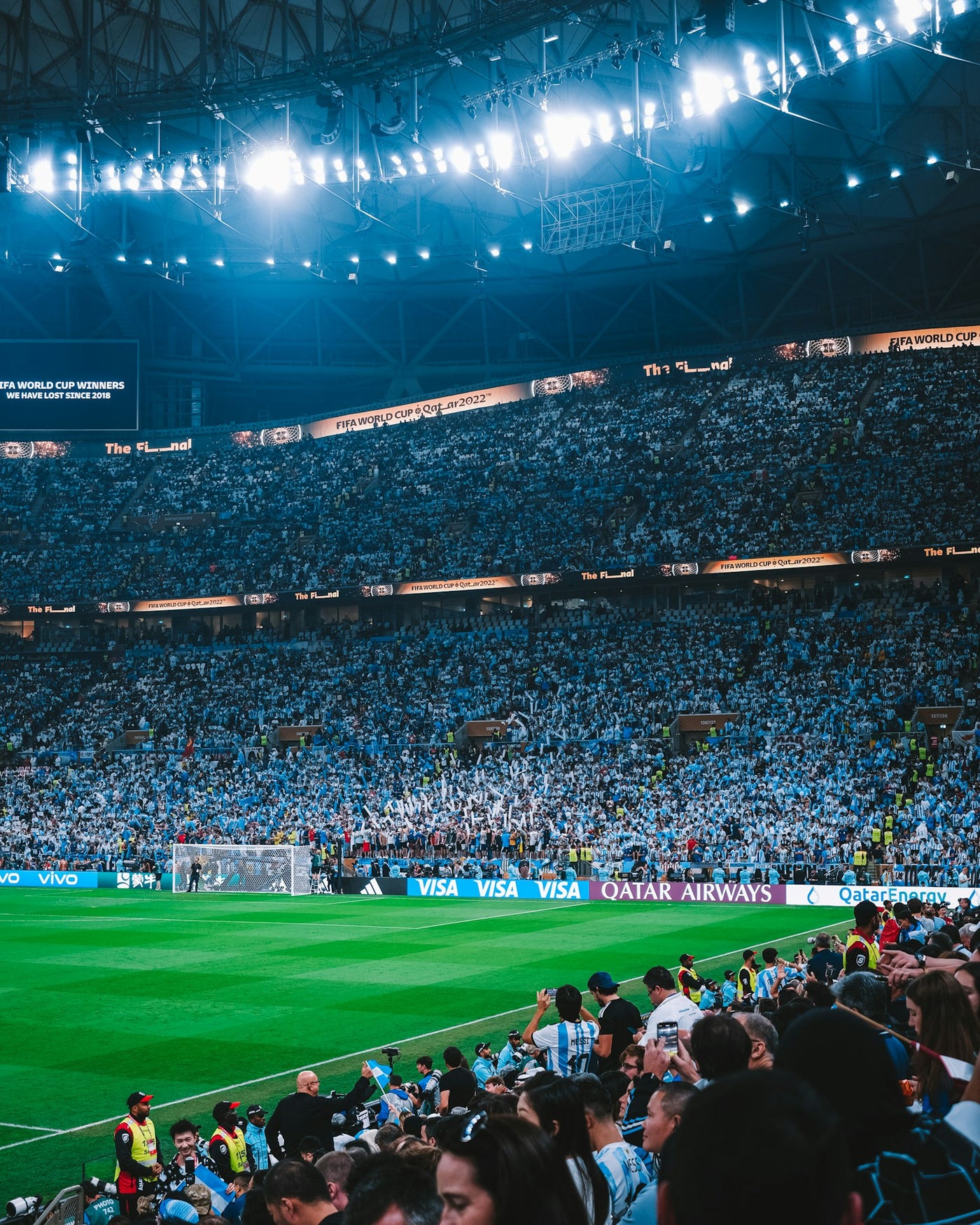 Torcida lotando estádio em jogo da Copa do Mundo à noite