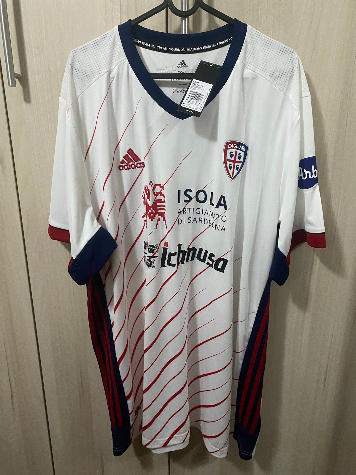 Camisa Cagliari 2020/21 adidas – frente