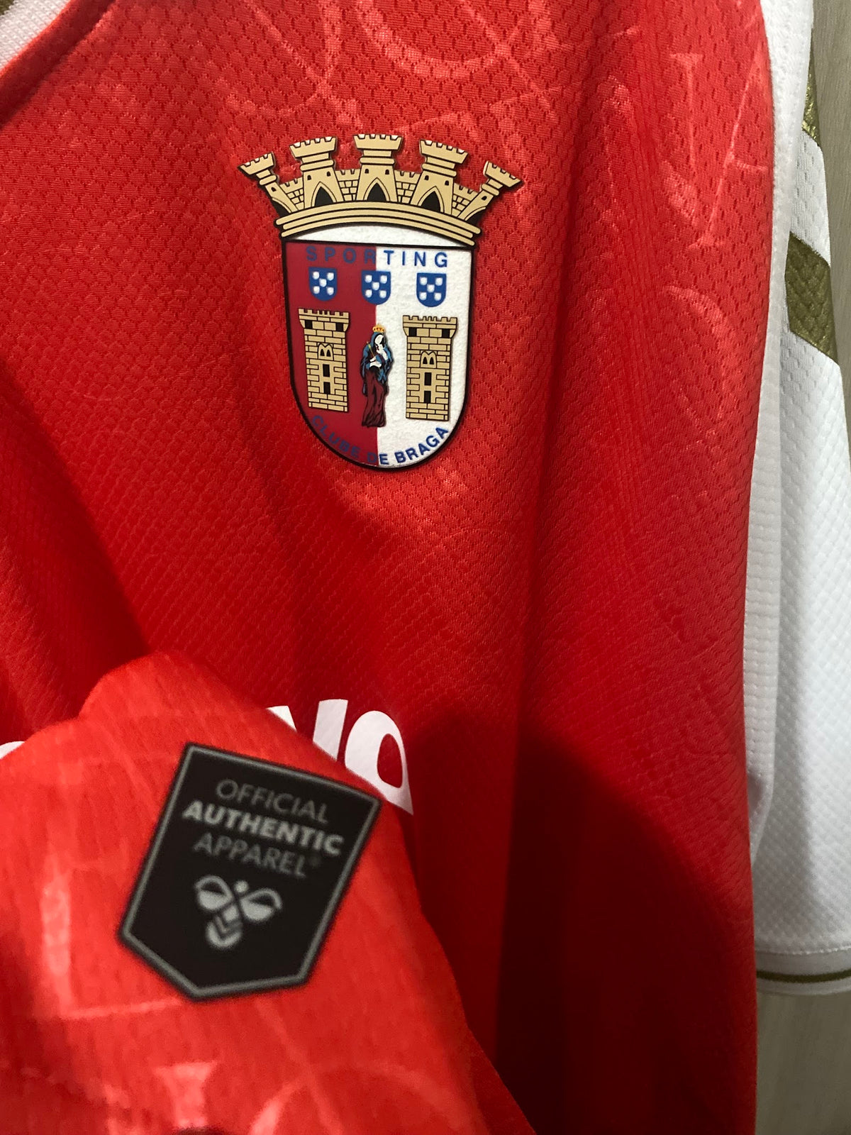 Camisa Braga Home 2021/22 – escudo e selo Hummel