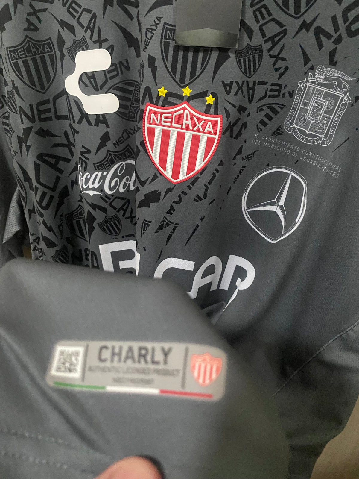Camisa Necaxa Away 2019 – escudo e selo Charly