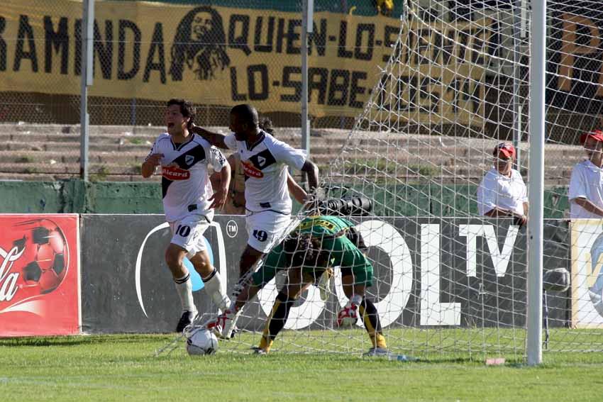 Espetacular Camisa do Danubio - 2006/2007 - Campeão Uruguayo - Nacho González - de Jogo - de Coleção!
