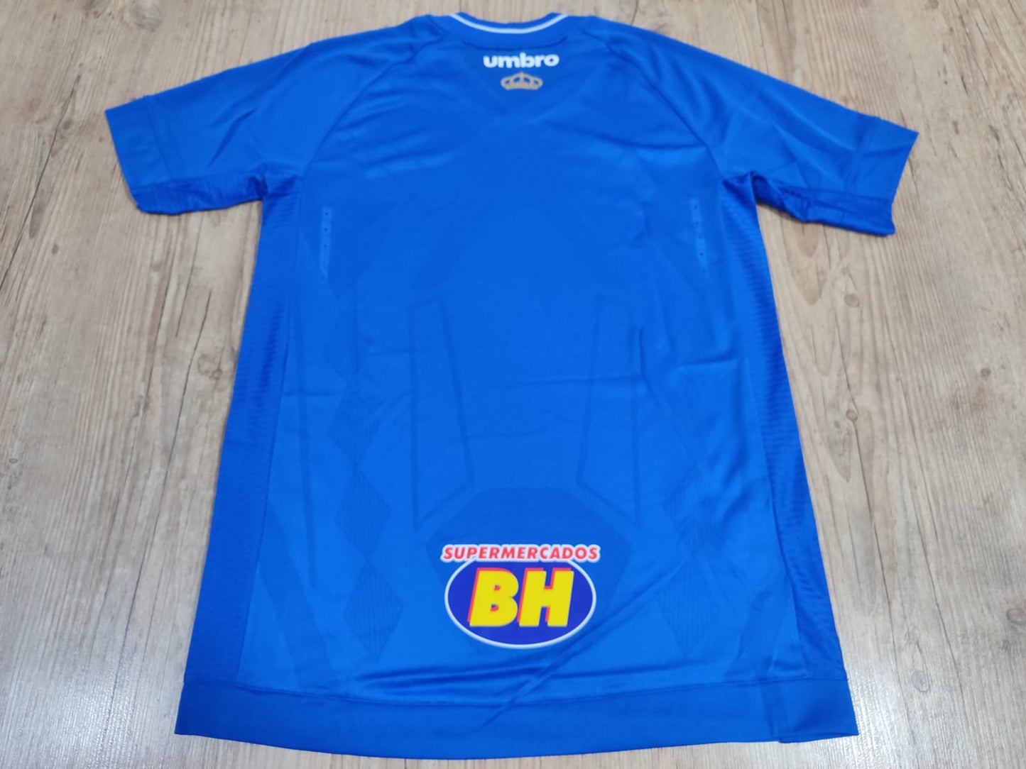 Camisa Cruzeiro Umbro 2017 modelo torcedor na etiqueta sem patrocinio