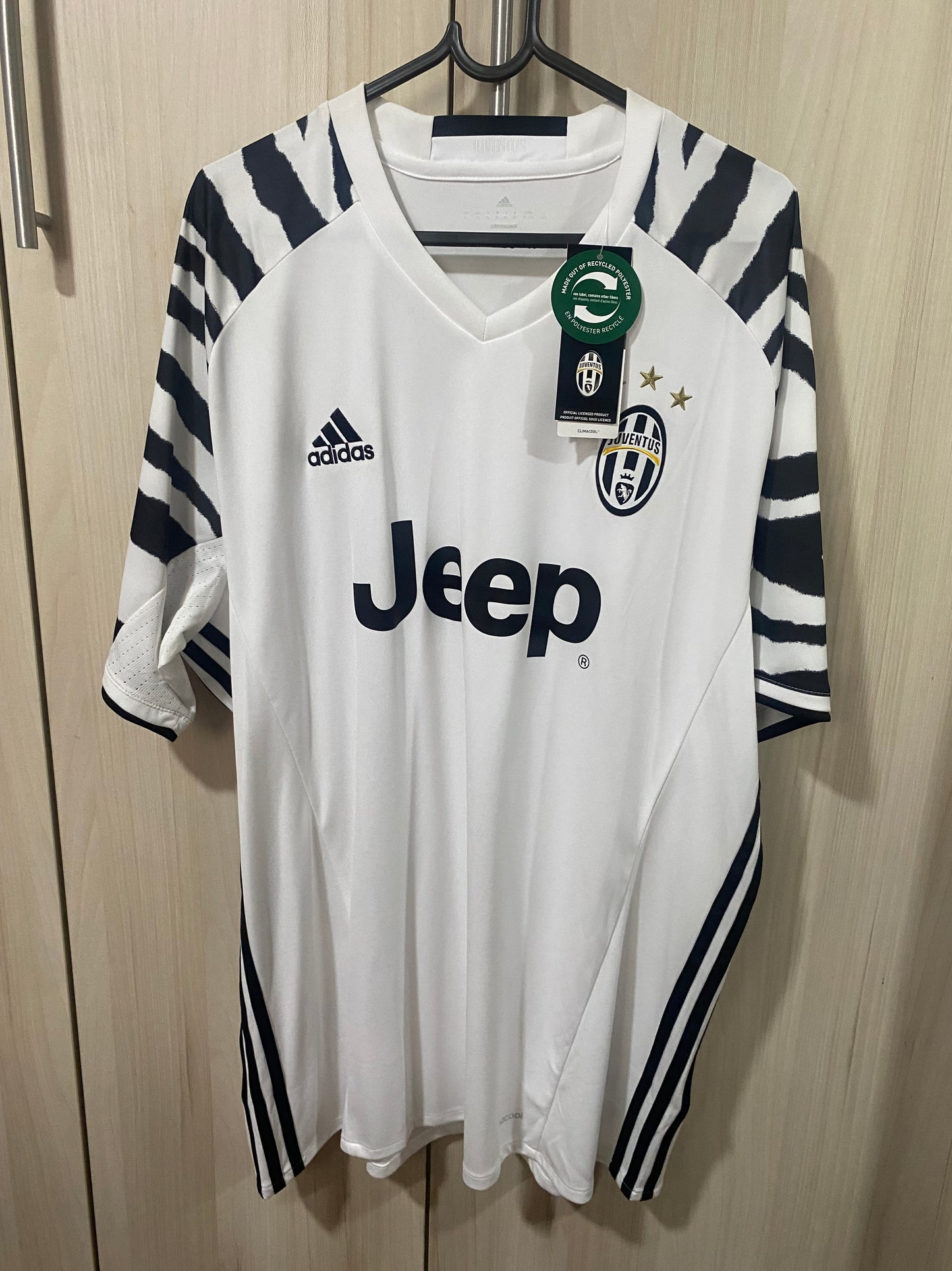 Juventus Away Shirt 2016 - Size XL (58 x 78 cm)