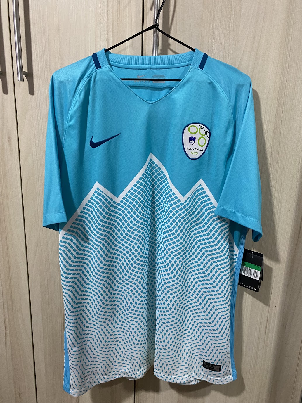 Slovenia Home Shirt 2016 - Size XL (59x78 cm)