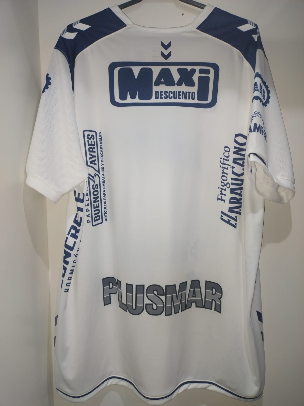 Quilmes T-Shirt 2GG (60 x 77 cm) - Fitted - New with Tag - Hummel
