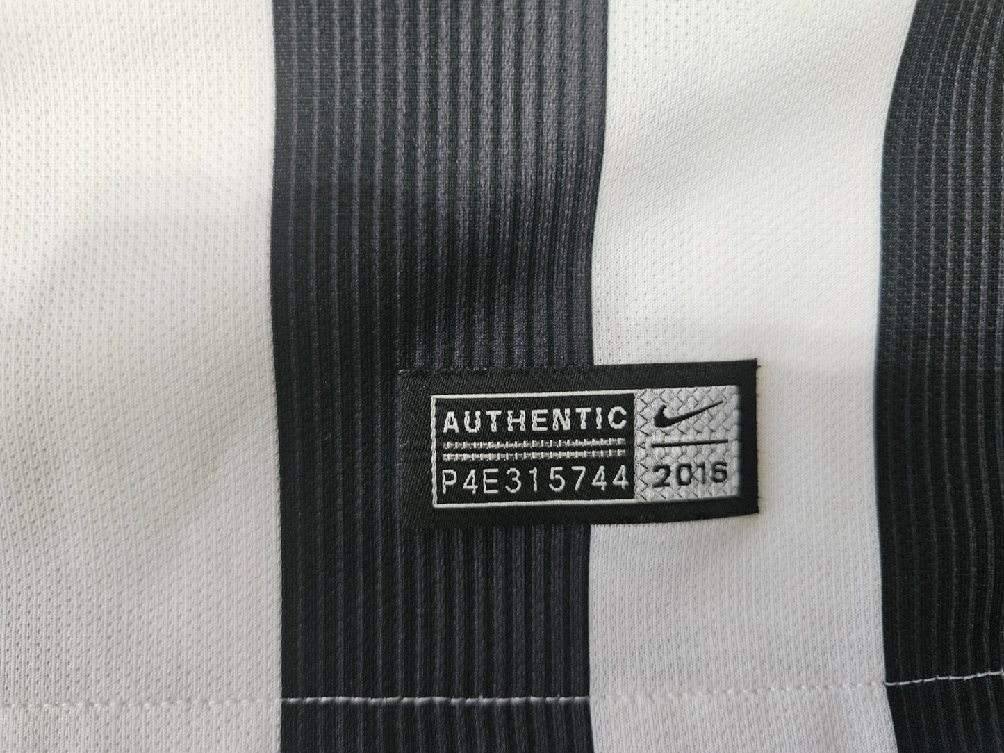 Eintracht Frankfurt Home Shirt 2016/2017 - Original