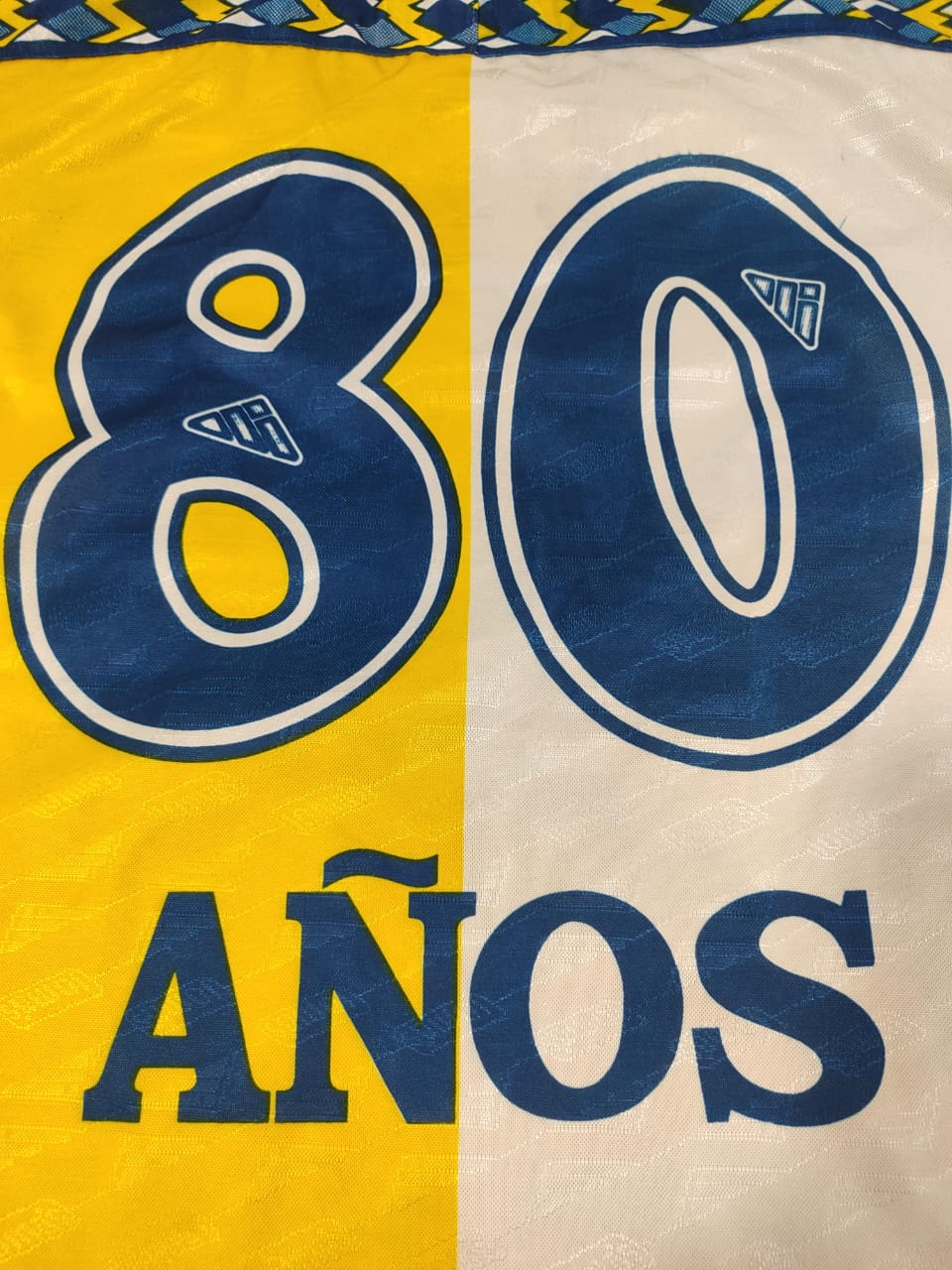 Camisa Bella Vista 80 Anos – detalhe 80 Años