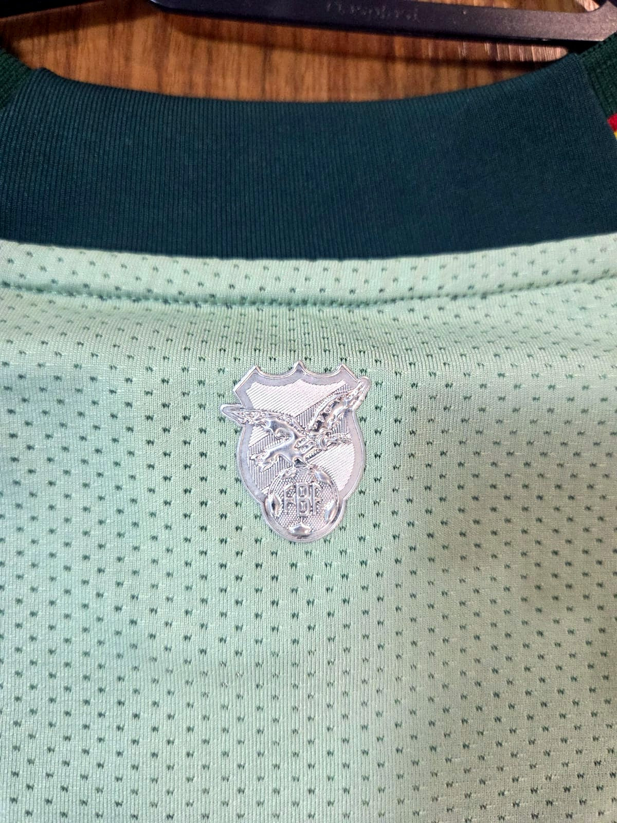 Camisa Bolívia 2024 – escudo metálico na nuca