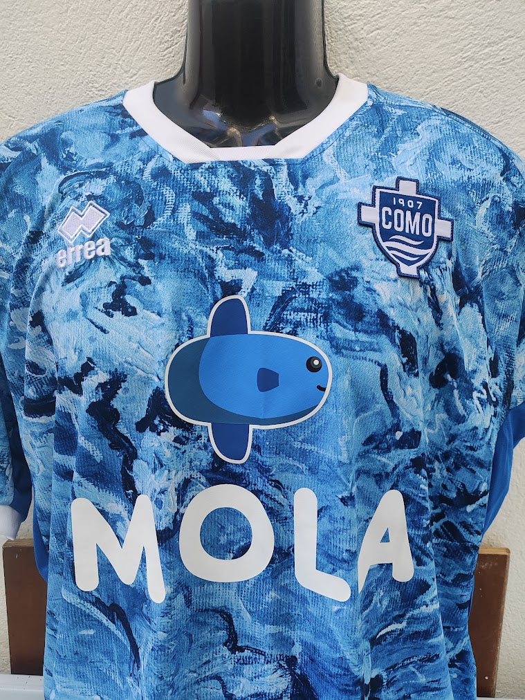 Camisa Como 2022/23 – peito com Mola