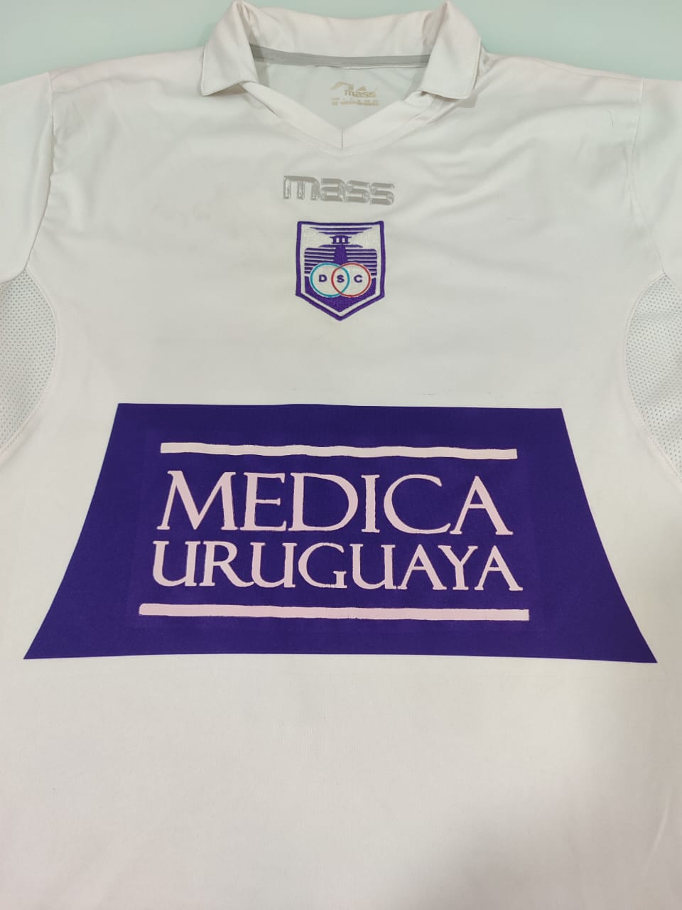 Camisa Defensor Sporting Away 2013/14 – detalhe do escudo e patrocínio