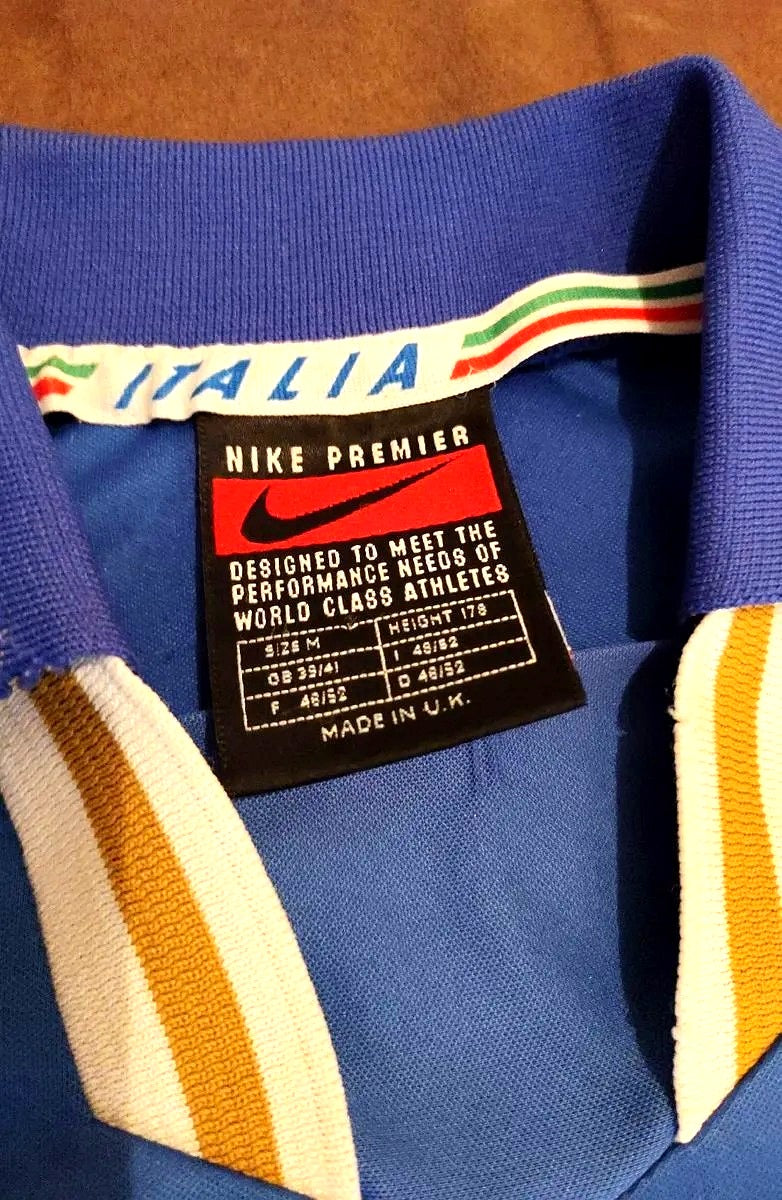 Camisa Itália Home 1996 - etiqueta Nike Premier e gola