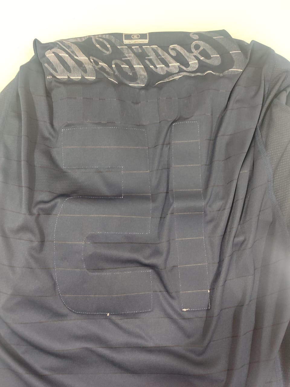 Camisa LDU Quito Away 2004 – avesso das costas com costura do número