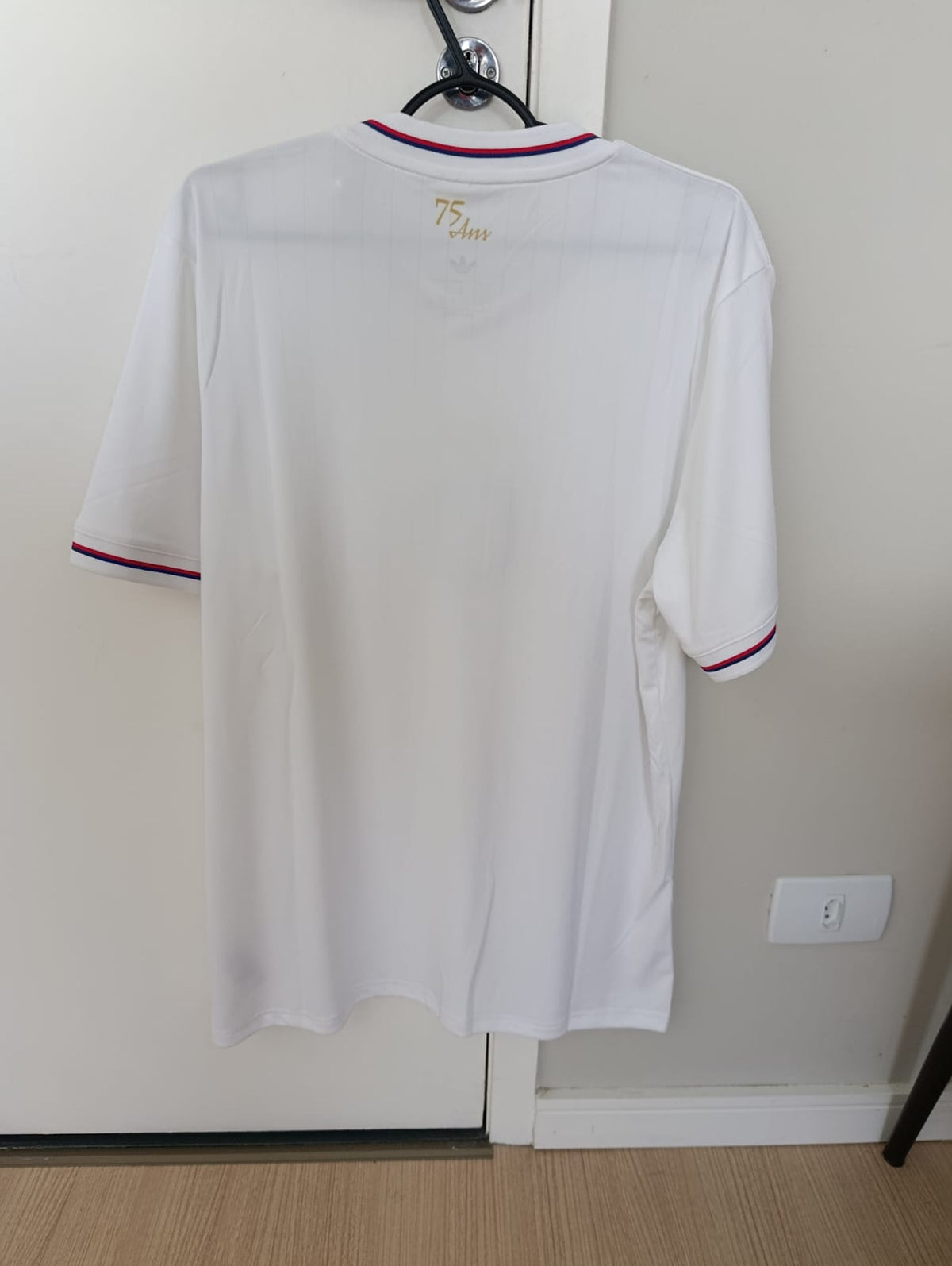 Camisa Lyon 75 Anos – costas, 75 Ans bordado na nuca