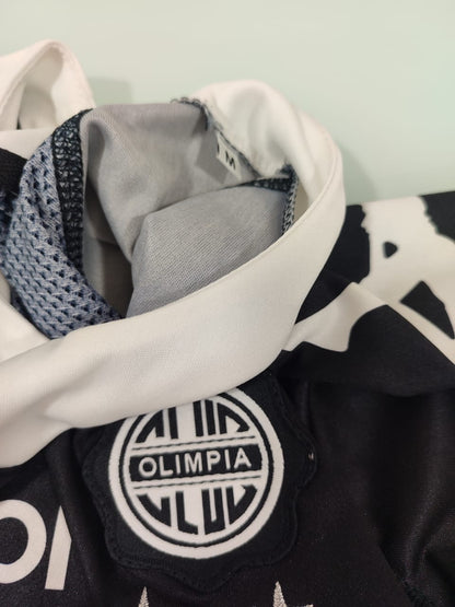 Camisa Olimpia Away 2011/12 – gola e escudo