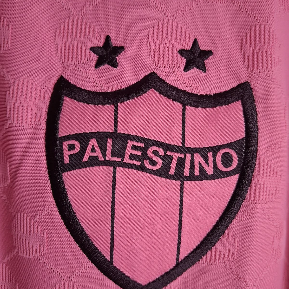 Escudo bordado do Palestino com duas estrelas – camisa rosada 2026
