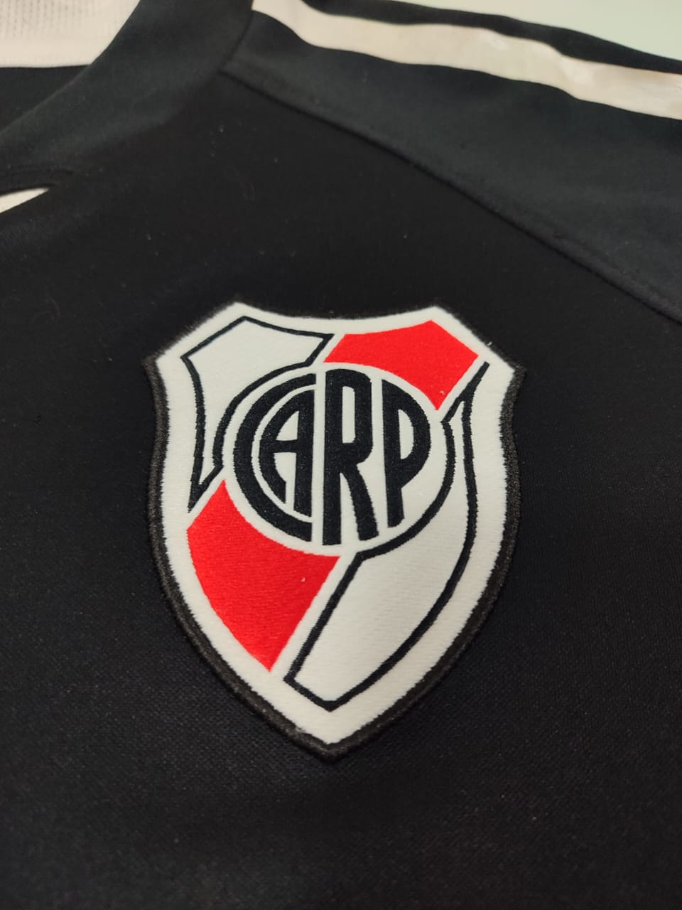 Camisa River Plate Away 2004/05 – escudo bordado
