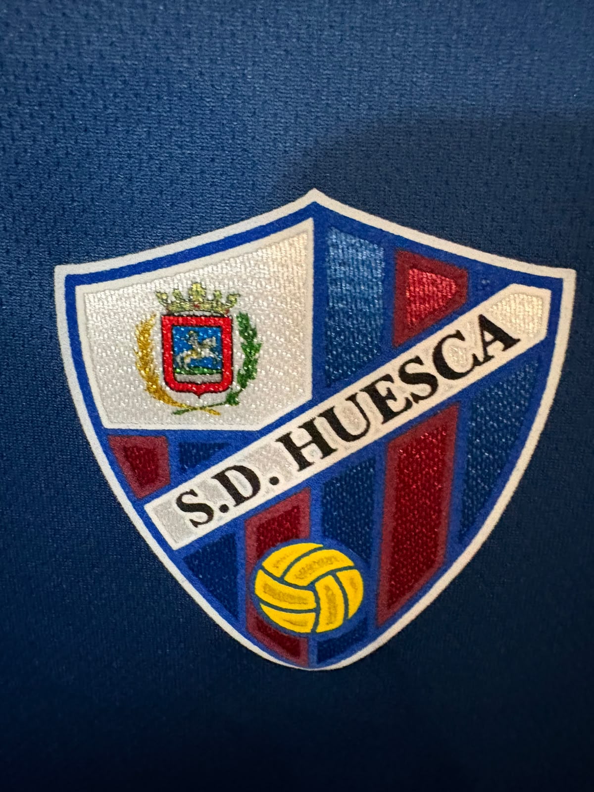 Camisa SD Huesca Azul e Vermelha - J. Pulido 14 - Kelme - De Jogo