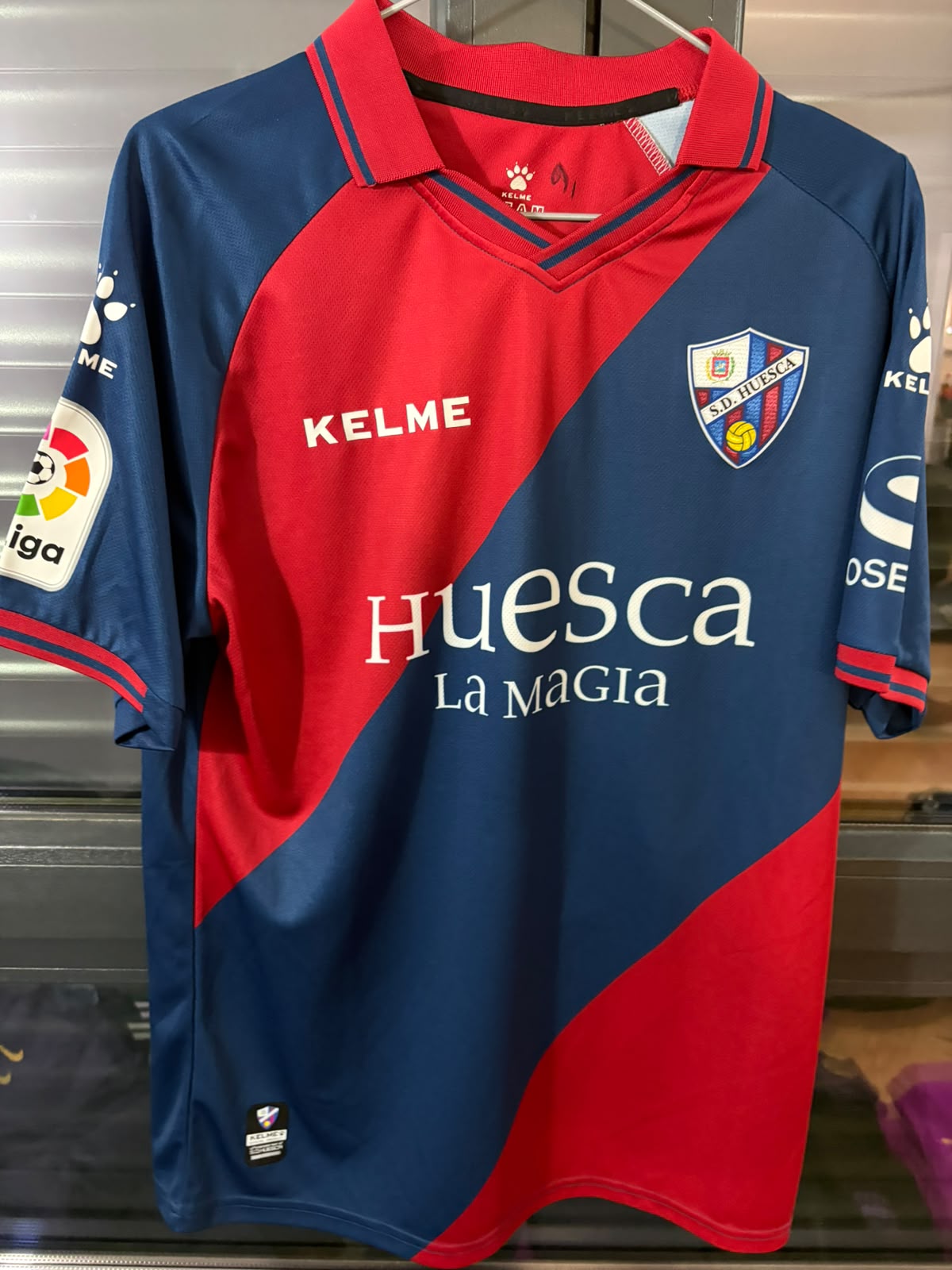 Camisa SD Huesca Azul e Vermelha - J. Pulido 14 - Kelme - De Jogo
