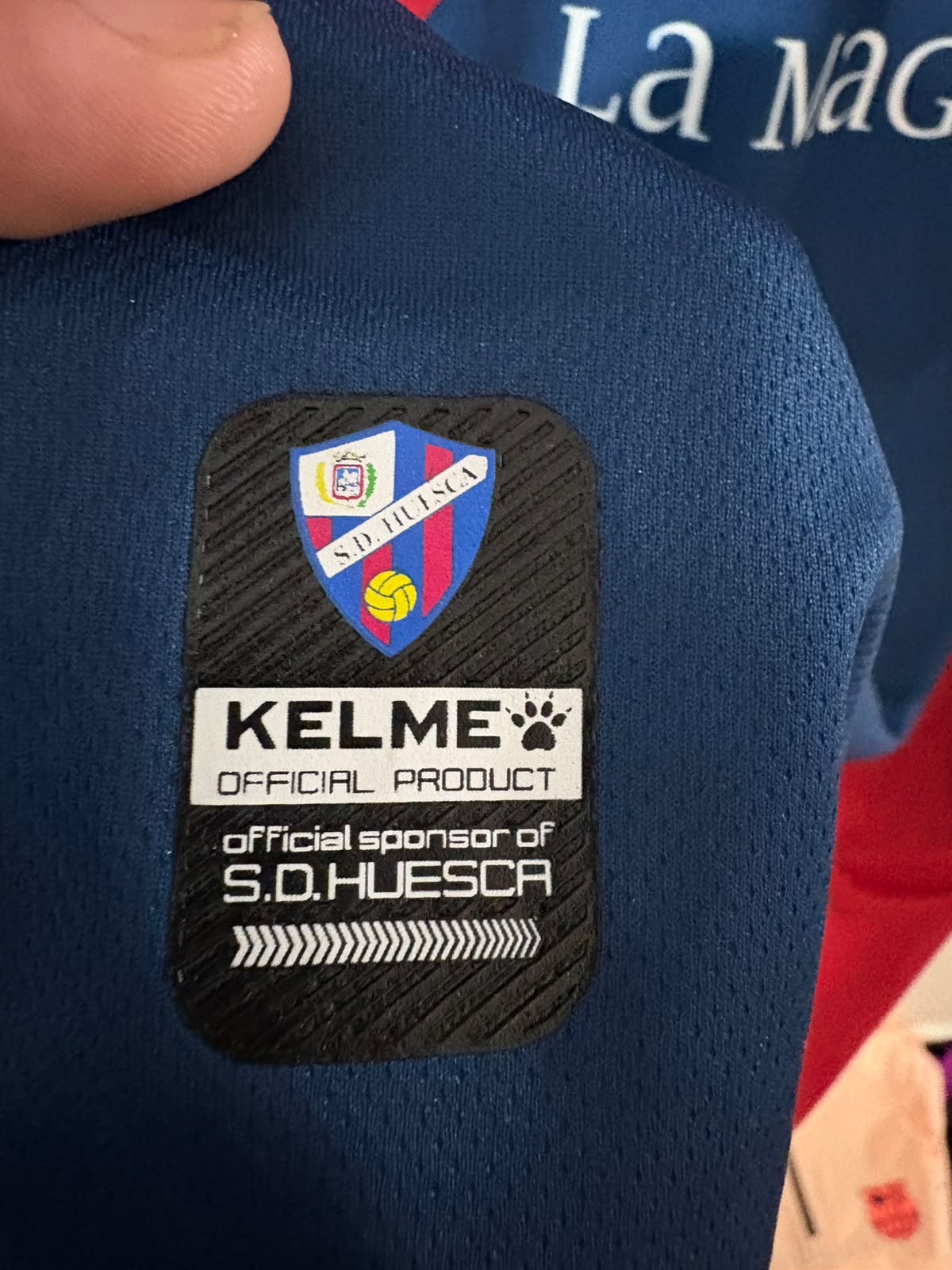 Camisa SD Huesca Azul e Vermelha - J. Pulido 14 - Kelme - De Jogo