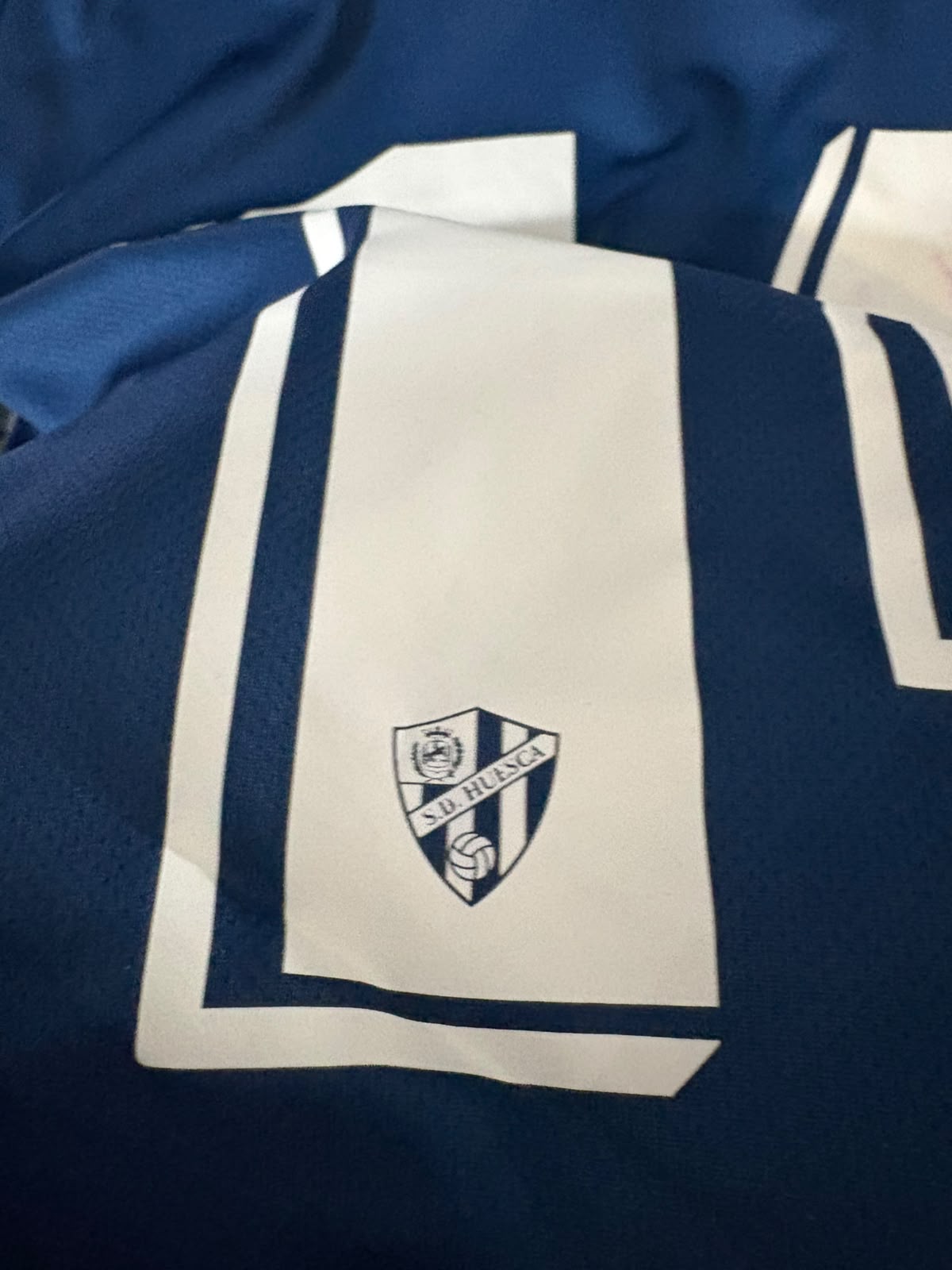 Camisa SD Huesca Azul e Vermelha - J. Pulido 14 - Kelme - De Jogo