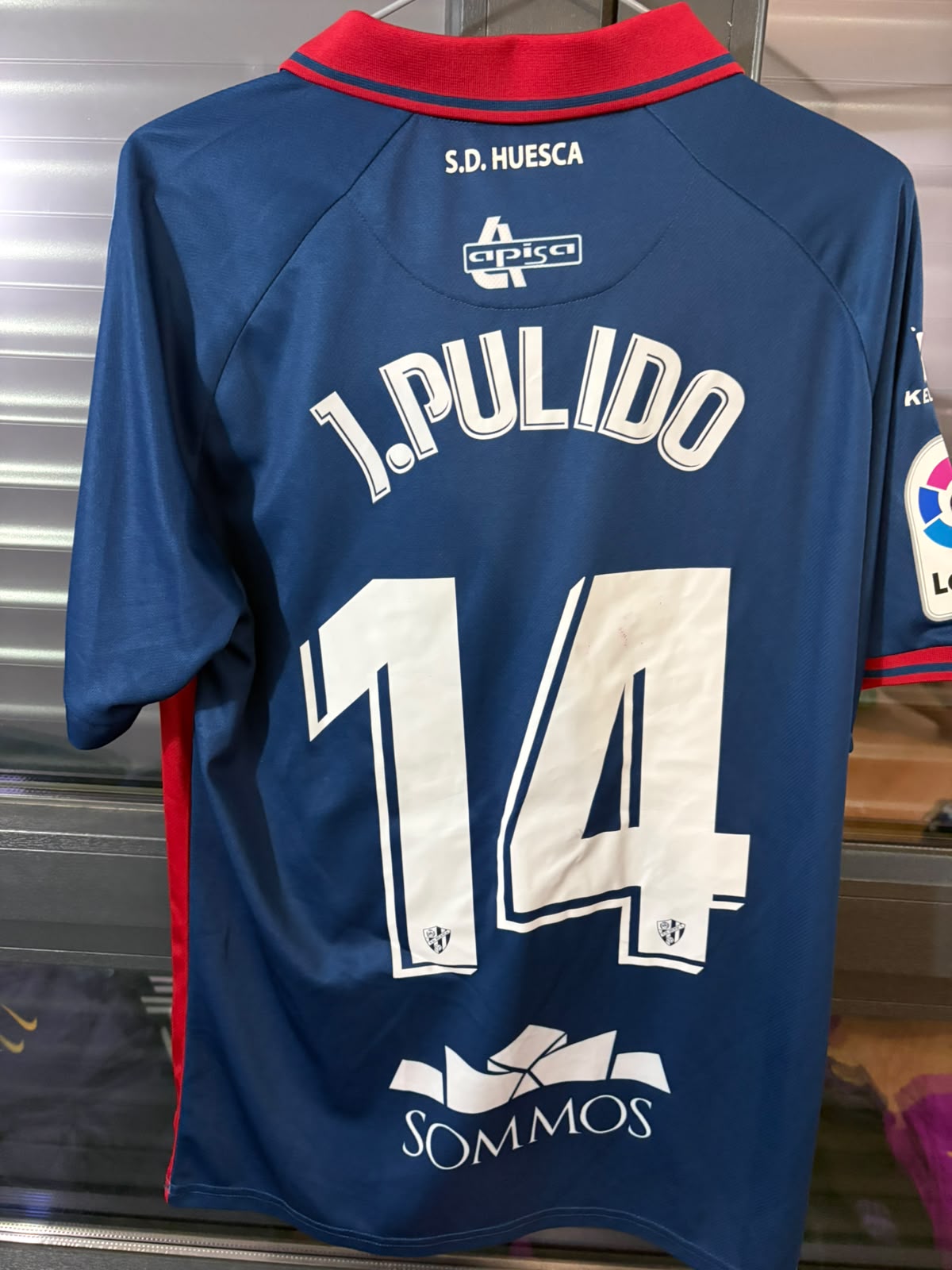 Camisa SD Huesca Azul e Vermelha - J. Pulido 14 - Kelme - De Jogo