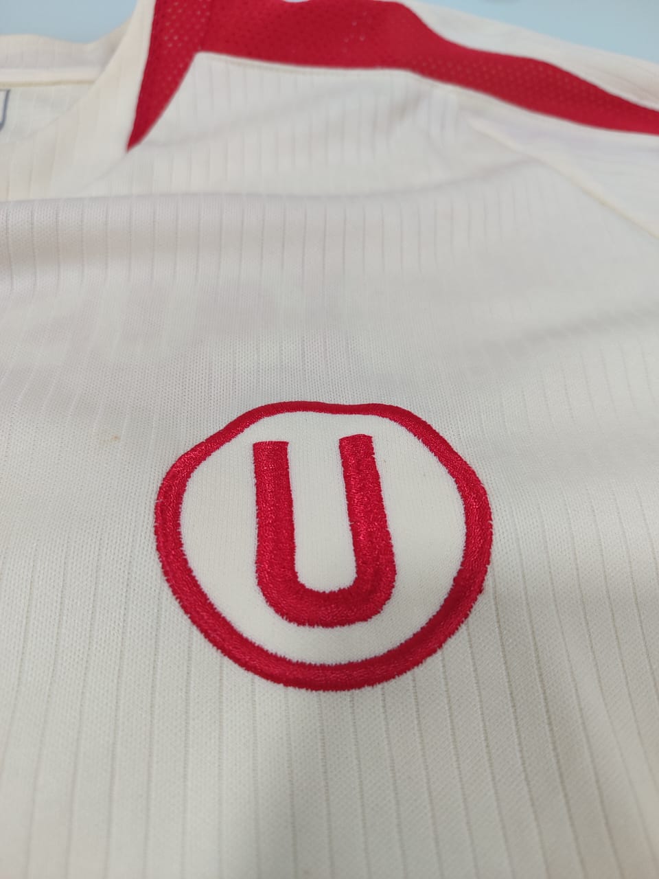 Camisa Universitario Home 2005 – escudo bordado